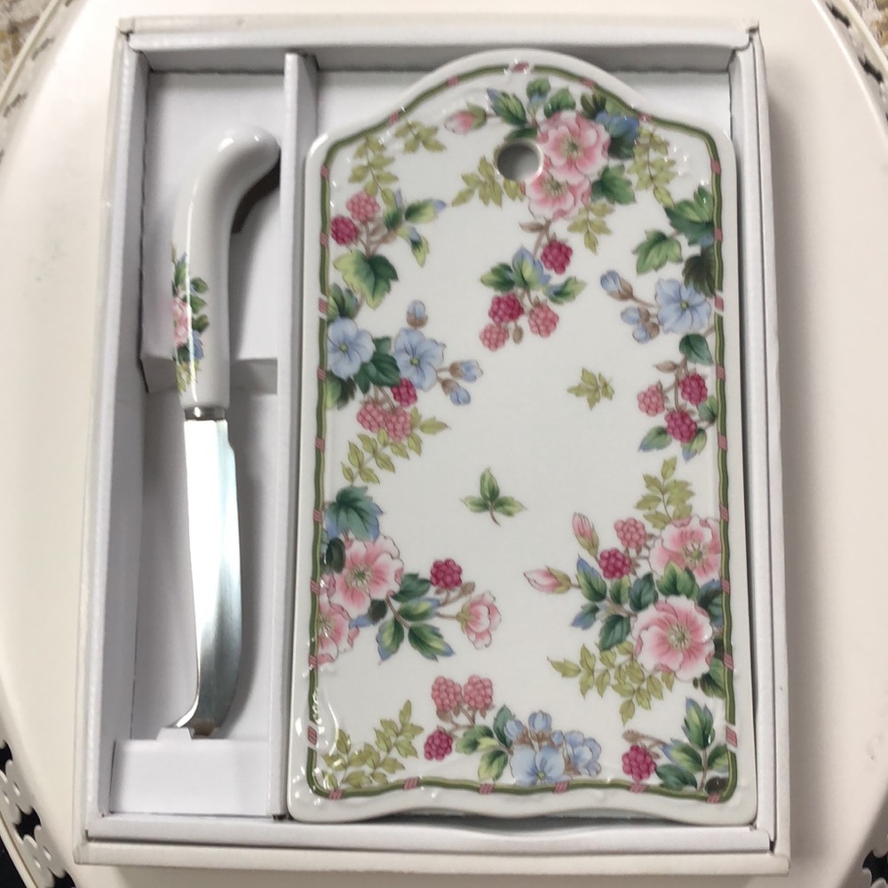 Porcelain Flowers & Berries cheese board with matching knife by Andrea Sadek - Picture 2 of 7